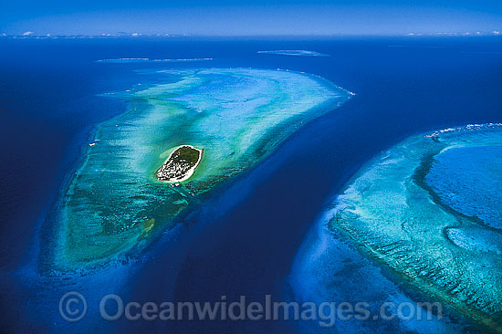 Aerial view of Heron Island and surrounding coral reef, and Wistari Reef. Southern Great Barrier Reef, Queensland, Australia Photo - Gary Bell