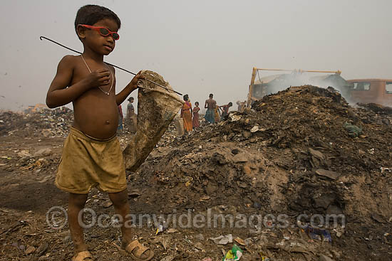 People scavenging at Indian dumpsite photo People scavenging at Indian dumpsite photo