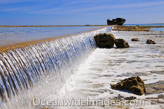 Heron Island shipwreck and tidal water photo