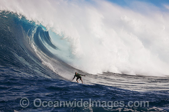 Surfer tow-in Hawaii photo Surfer tow-in Hawaii photo