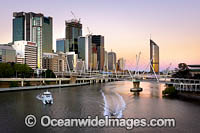 Brisbane city river Photo - Gary Bell